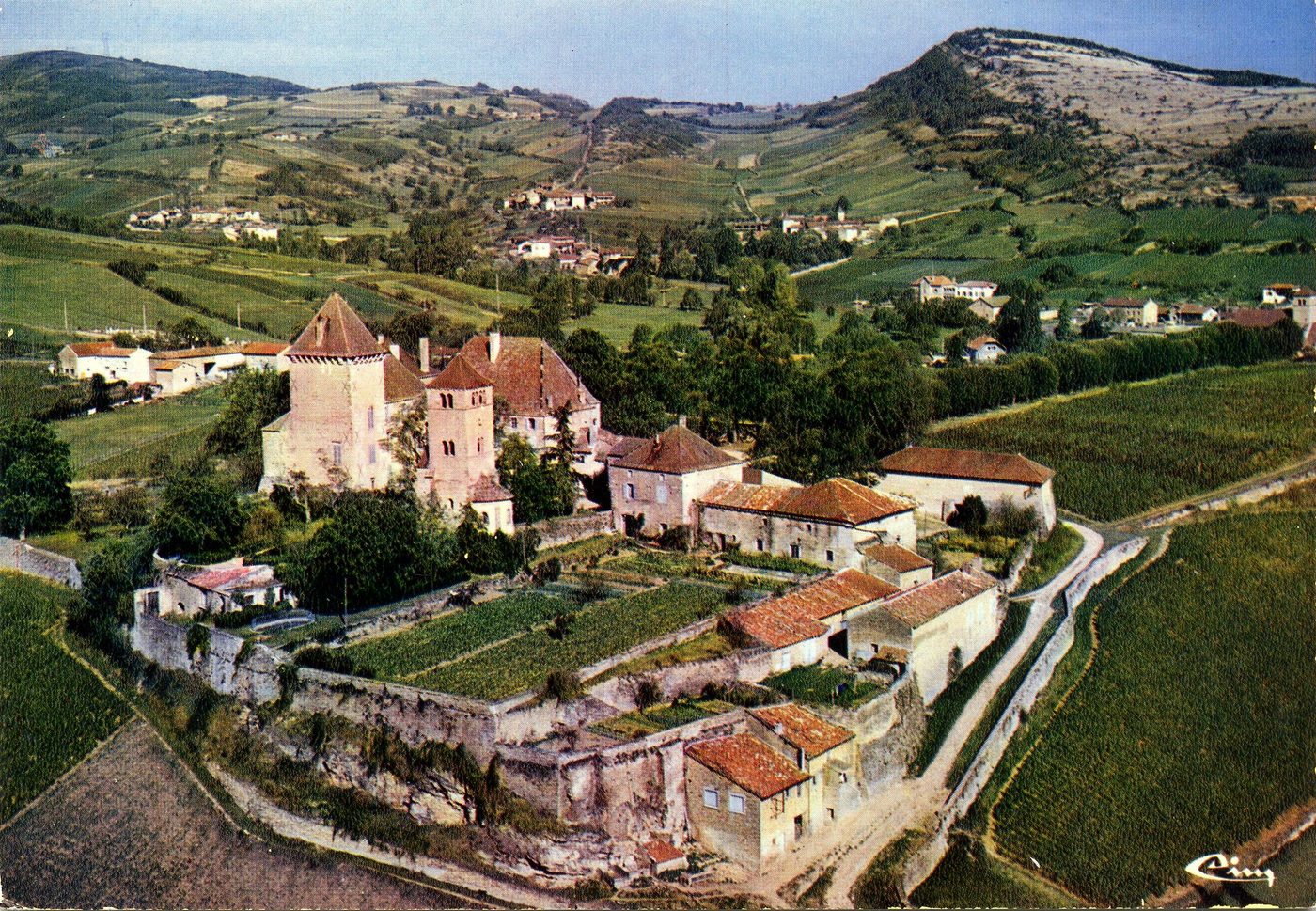 Pierreclos. Le château où résida Laurence (de Pierreclau alias de Pierreclos), l'héroïne du roman d'amour, chantée par Lamartine dans Jocelyn. C'est entre Pierreclos et Bussières, villages voisins, que naquit en fait la liaison entre Jocelyn et Laurence.