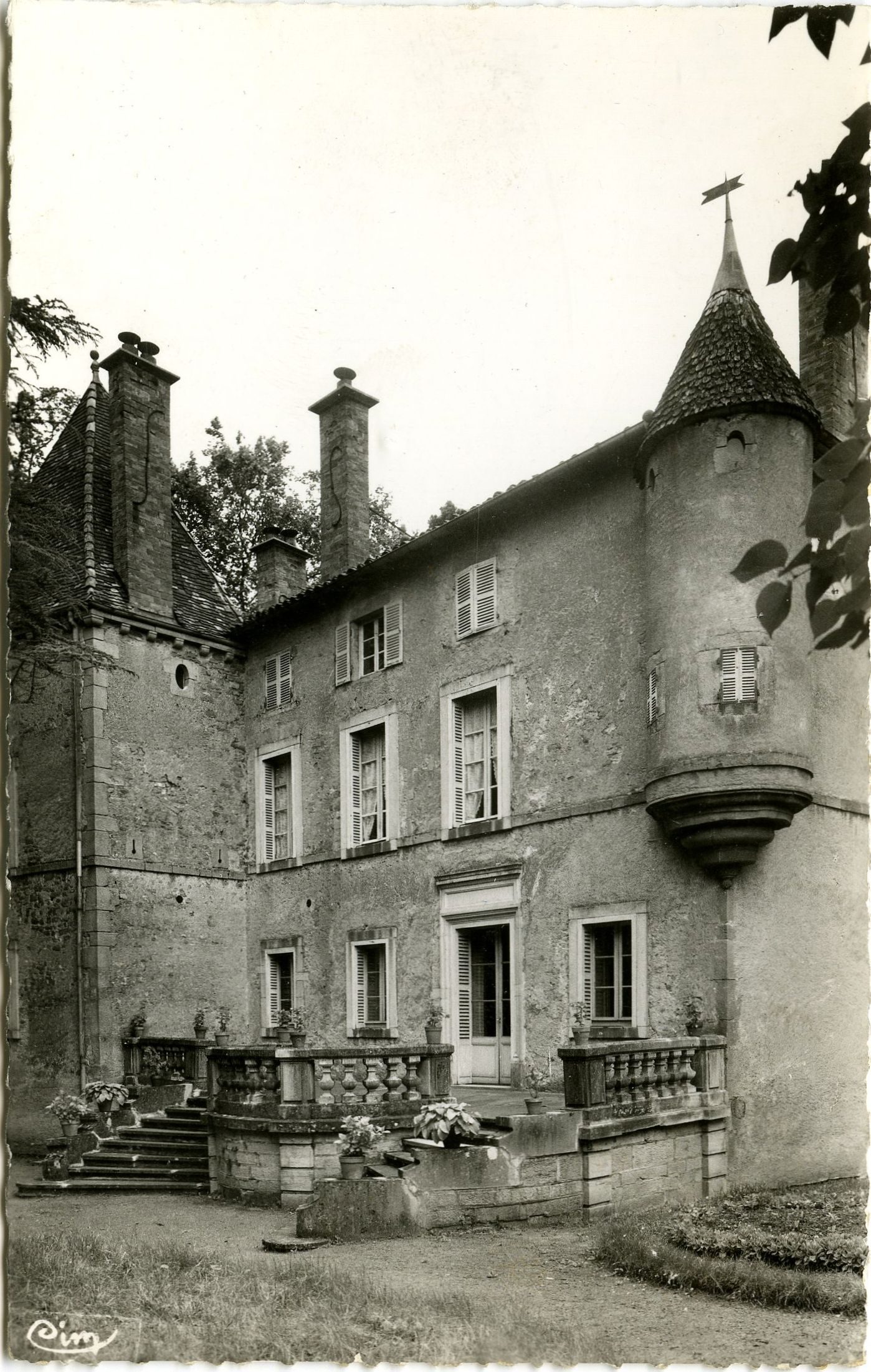 Tramayes. Le château. Alt 460 m.