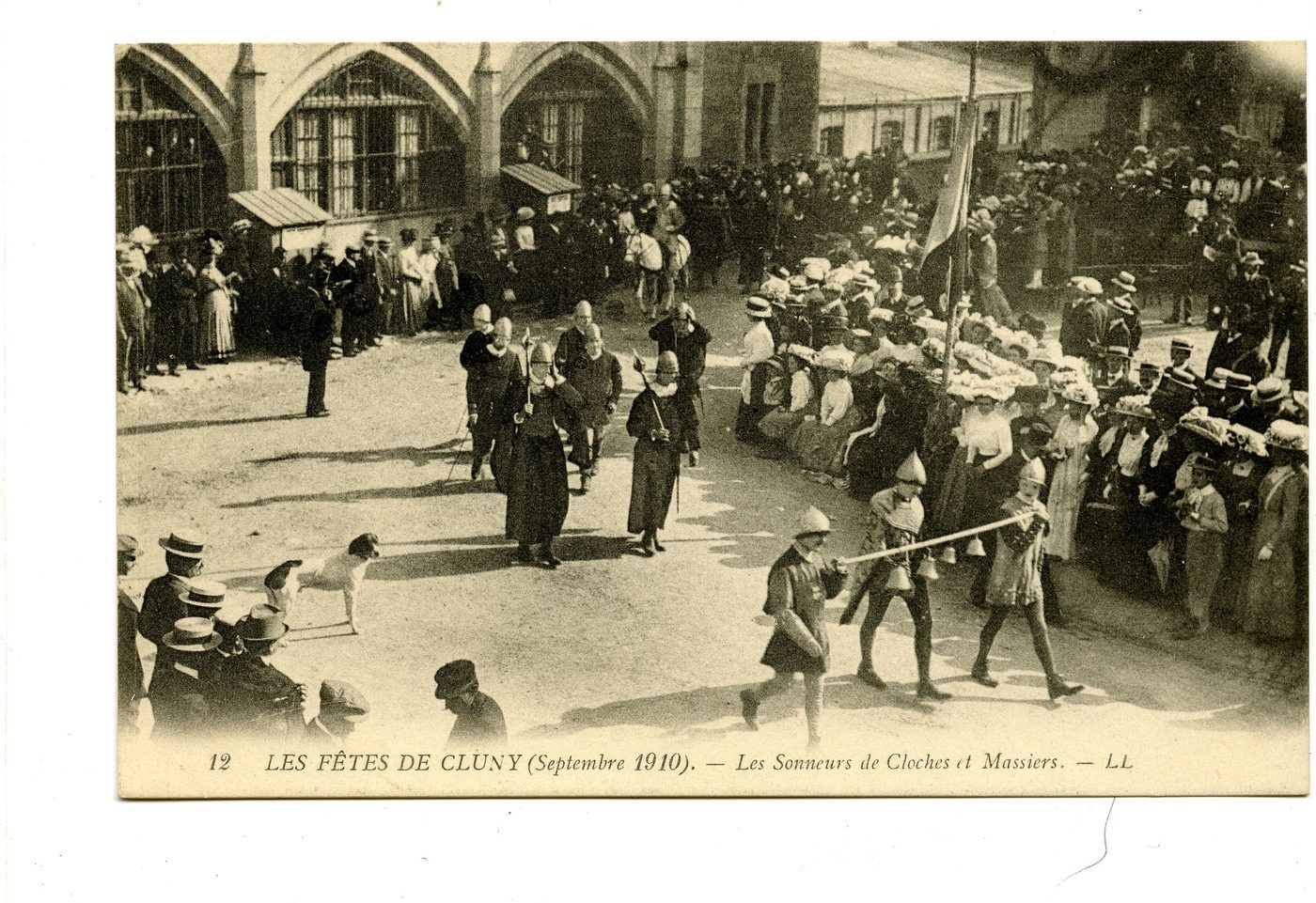 Les fêtes de Cluny. (septembre 1910). Les sonneurs de cloches et massiers.