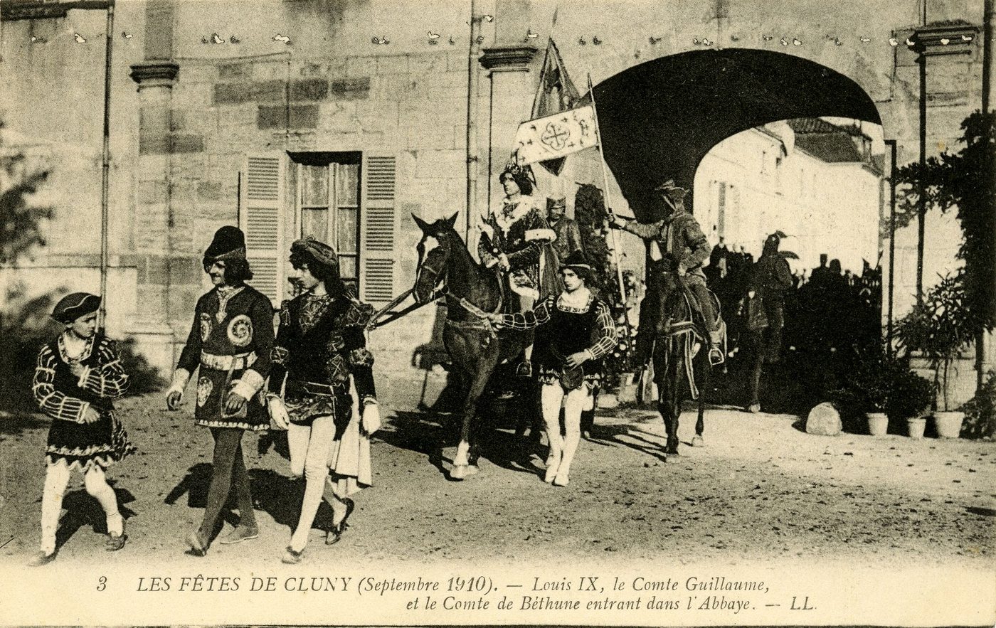 Les fêtes de Cluny (septembre 1910). Louis IX, le comte Guillaume, et le comte de Béthune entrant dans l'abbaye.