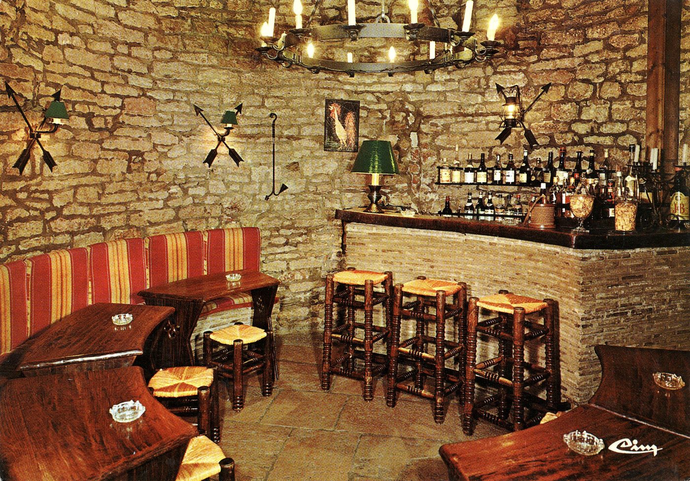 Restaurant Greuze, Jean Ducloux propriétaire à Tournus. Le bar.