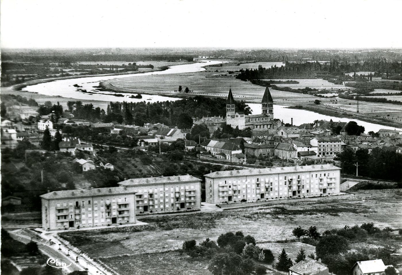 Tournus. L'abbaye, la Saône et les cités.
