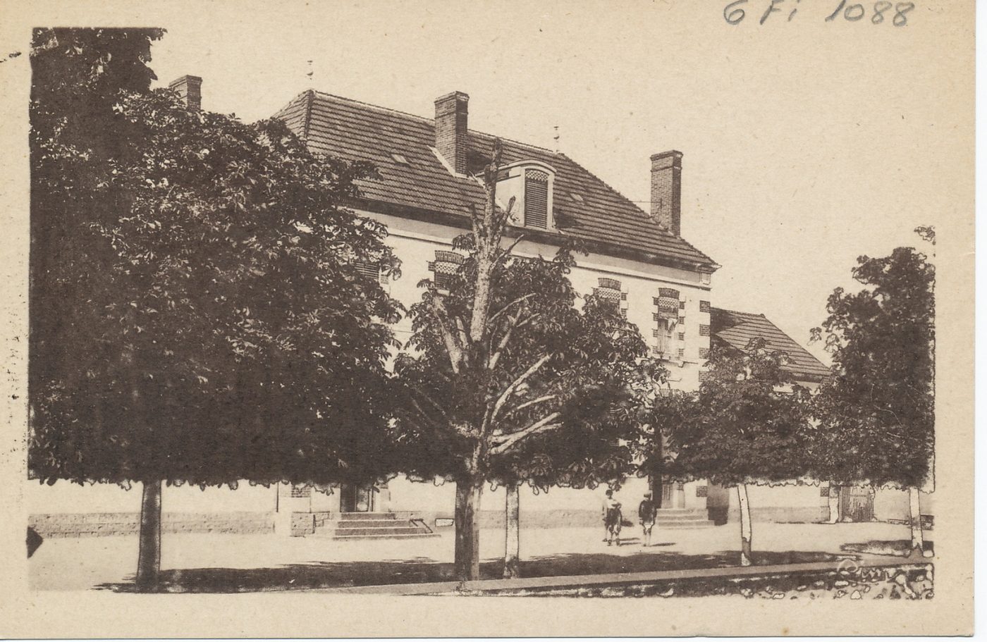 Chenay-le-Châtel. L'école des garçons.
