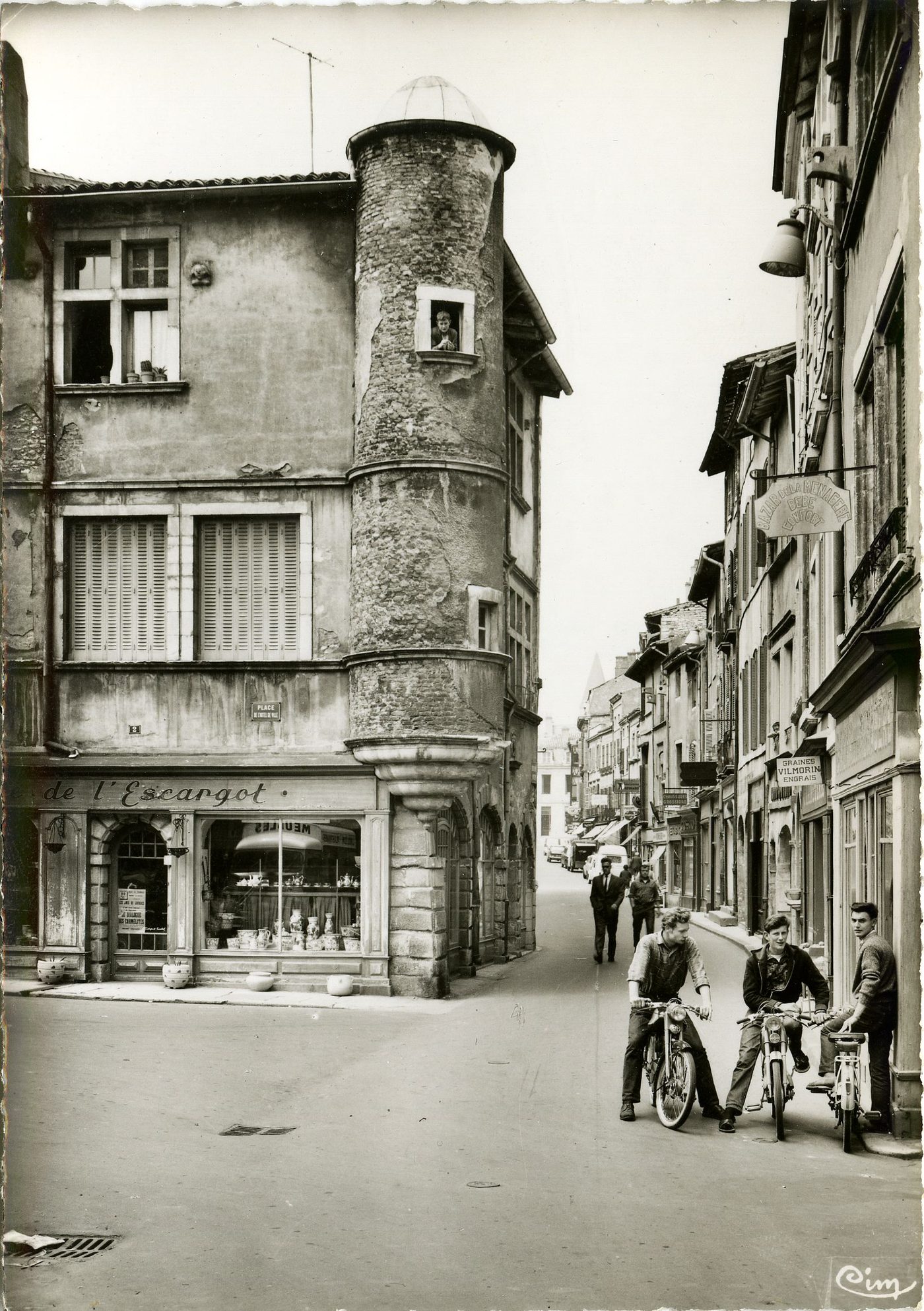 Tournus. Escargot et rue du Centre.