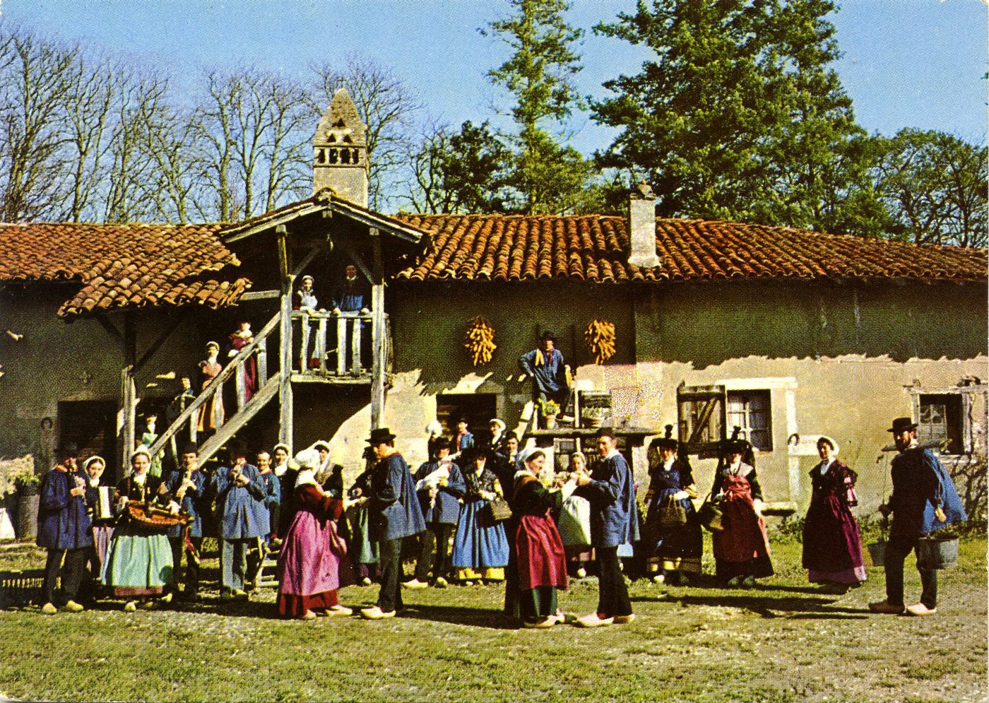 Romenay. Saint-Romain. Cheminée Sarrasine. Groupe bressan de Romenay.