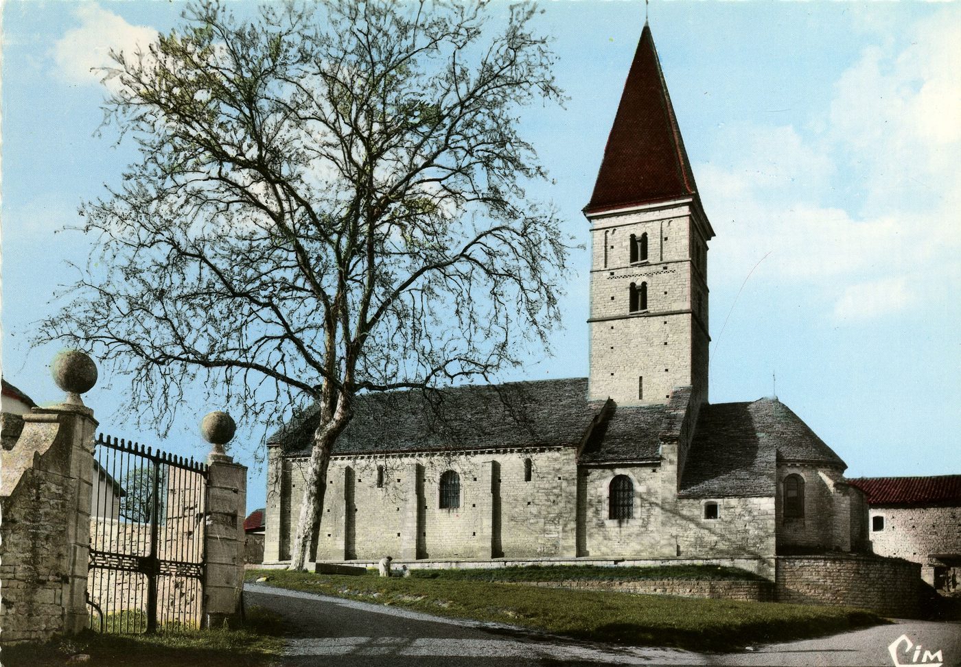 Farges-lès-Mâcon. La chapelle de Saint-Barthélemy cédée en 931, contre échange par le comte Albéric à l'évêque de Mâcon, a été remplacée au XIe s. par l'église actuelle à trois nefs et transepts. Son constructeur est sans doute Gerlanns, architecte présumé de l'église abbatiale de Tournus, avec laquelle elle représente une analogie frappante. A l'intérieur, on voit un joli bénitier roman, dont les figurines et les dessins sont sculptés en creux.