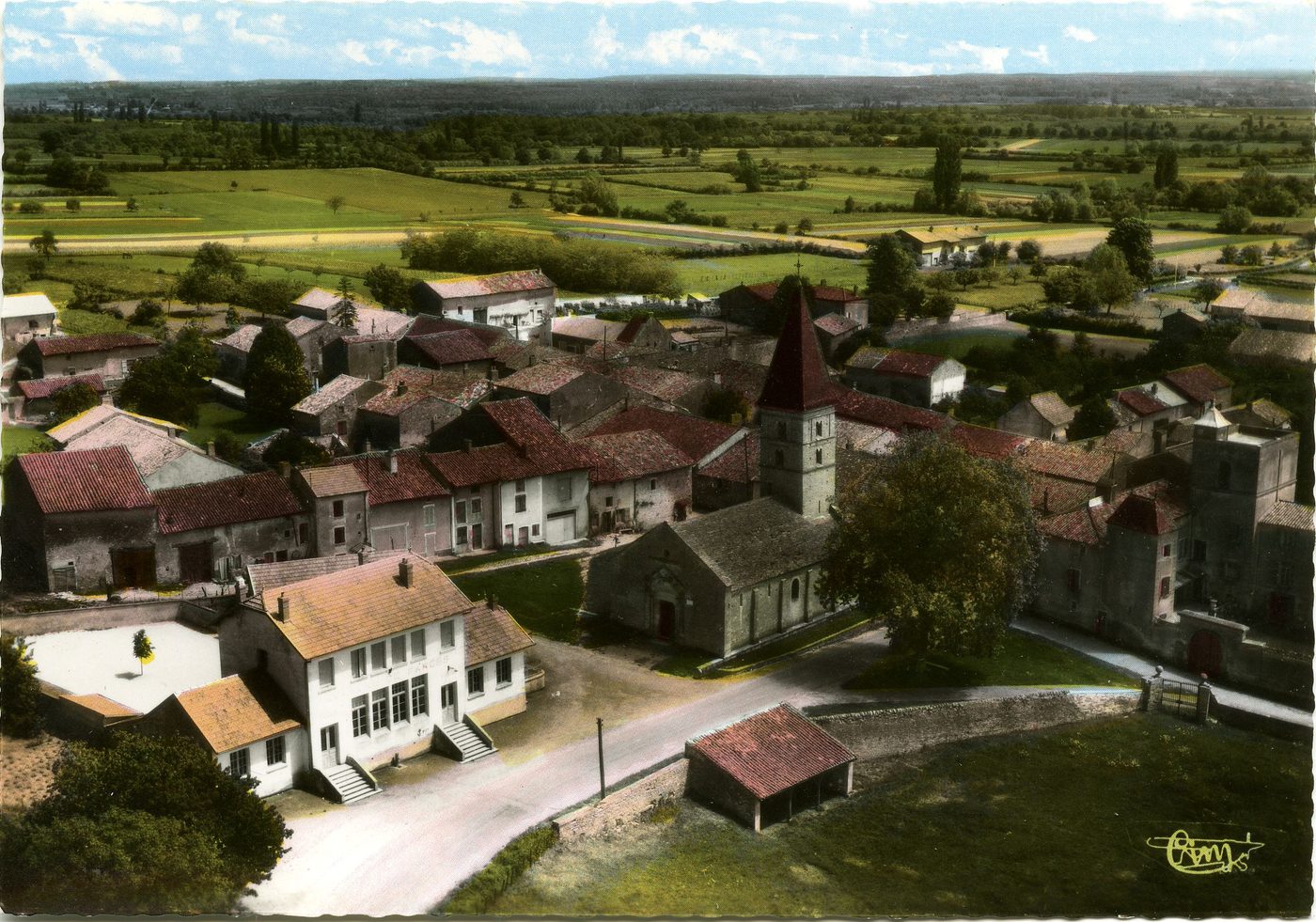 Farges-lès-Mâcon. Vue aérienne sur le Bourg.