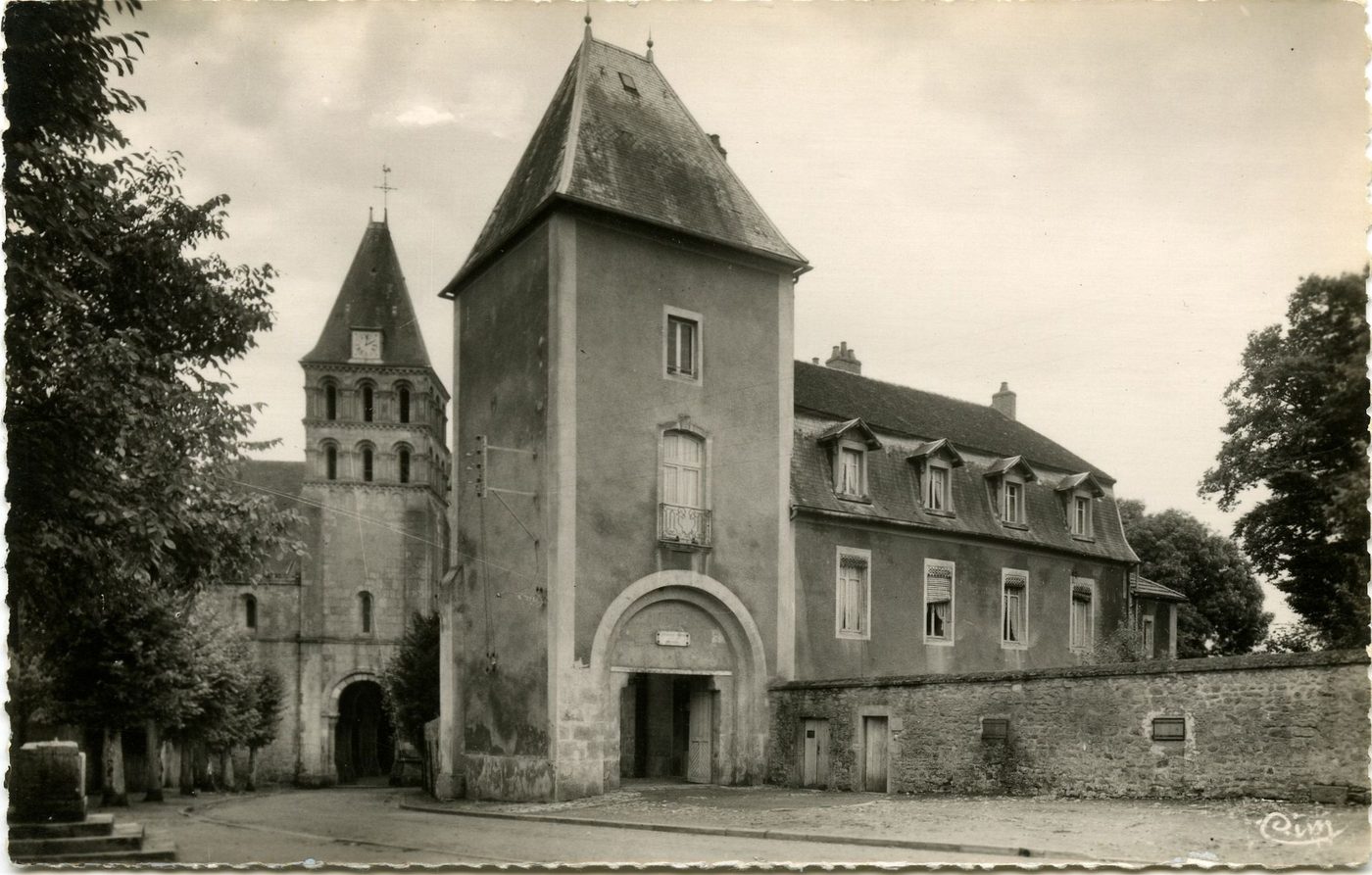 Perrecy-les-Forges. Le dispensaire et l'église.