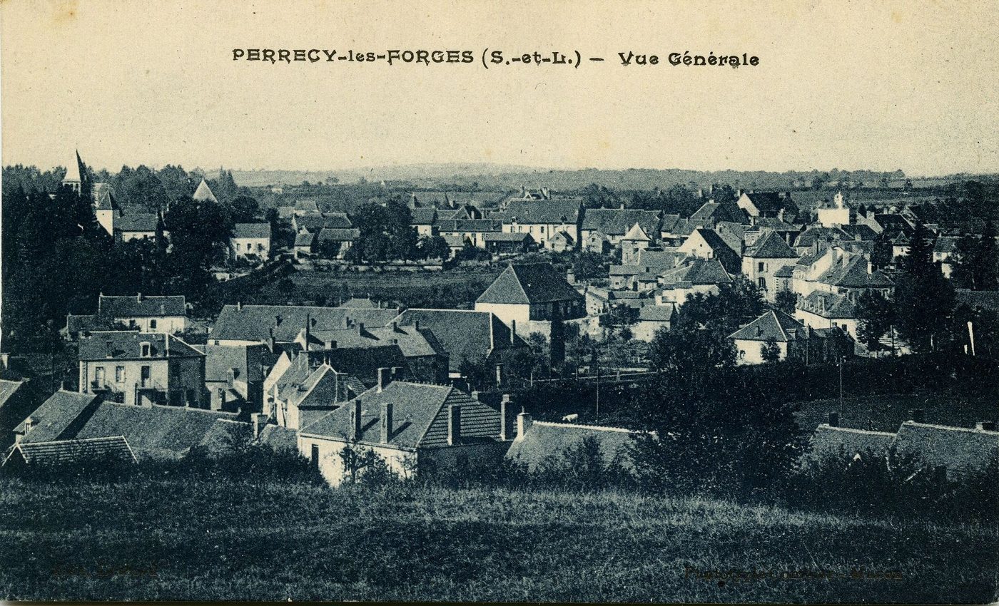 Perrecy-les-Forges. Vue générale.