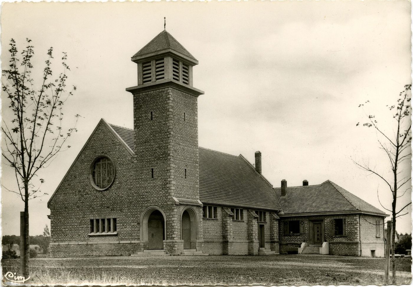 Eglise de Rozelay dédiée à Notre-Dame de toutes grâces, bâtie par les "mineurs de Rozelay" (1951-1956), avec l'aide de la Charité des Chrétiens de plusieurs nations sous la direction des Architectes : Cote, inspecteur de l'urbanisme à Mâcon. Dechassat, architecte des houillères de Blanzy. Vitraux : conception Jacques Bony (Paris), réalisation Barillet (Paris). Autel sculpté par Maxime Adam Tessie (Paris).