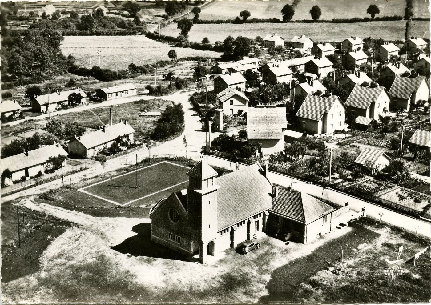 En avion au dessus de Ciry-le-Noble. L'église et les cités.