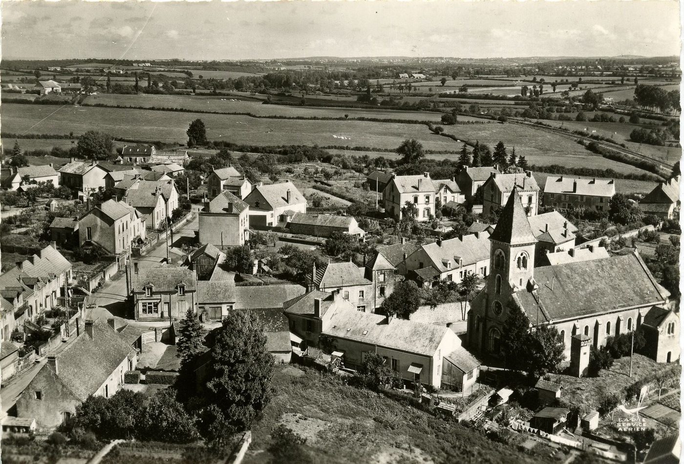 En avion au dessus de Ciry-le-Noble. Vue générale sur le bourg.