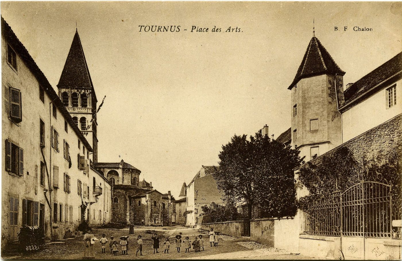 Tournus. Place des arts.