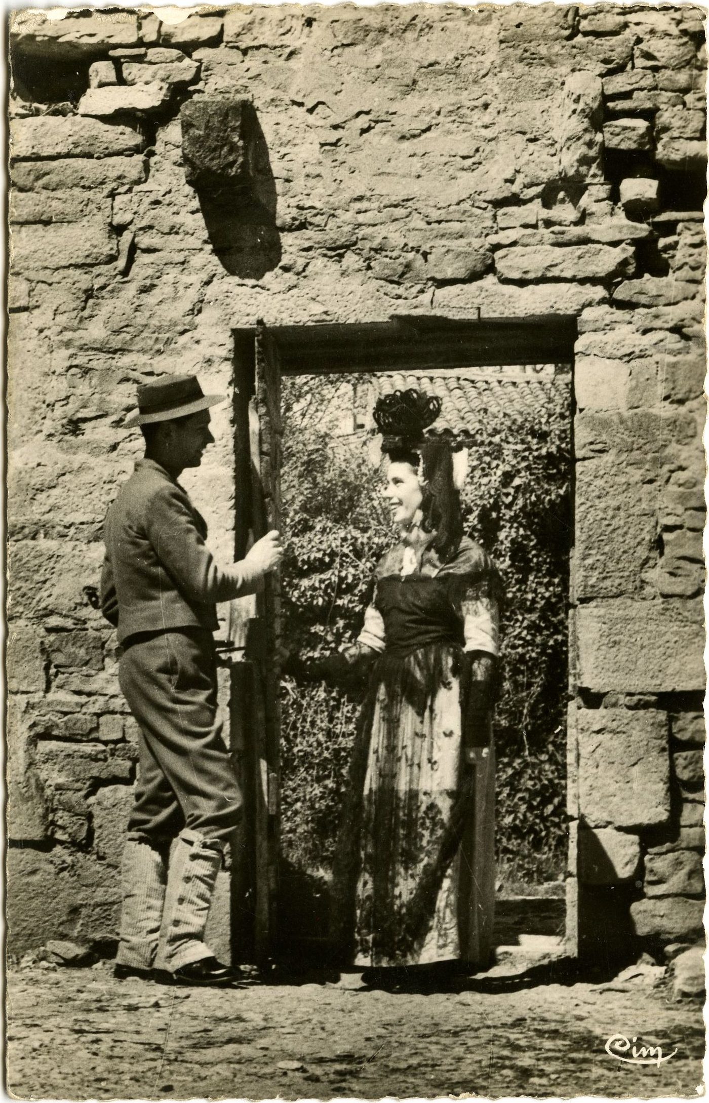 Tournus. Visite inattendue à un promis. La fiancée porte une belle robe de soie brochée, un tablier de dentelle, elle est coiffée du brelo (rive gauche). Le jeune homme est vêtu de drap uni, il a chaussé des guêtres de velours clair.