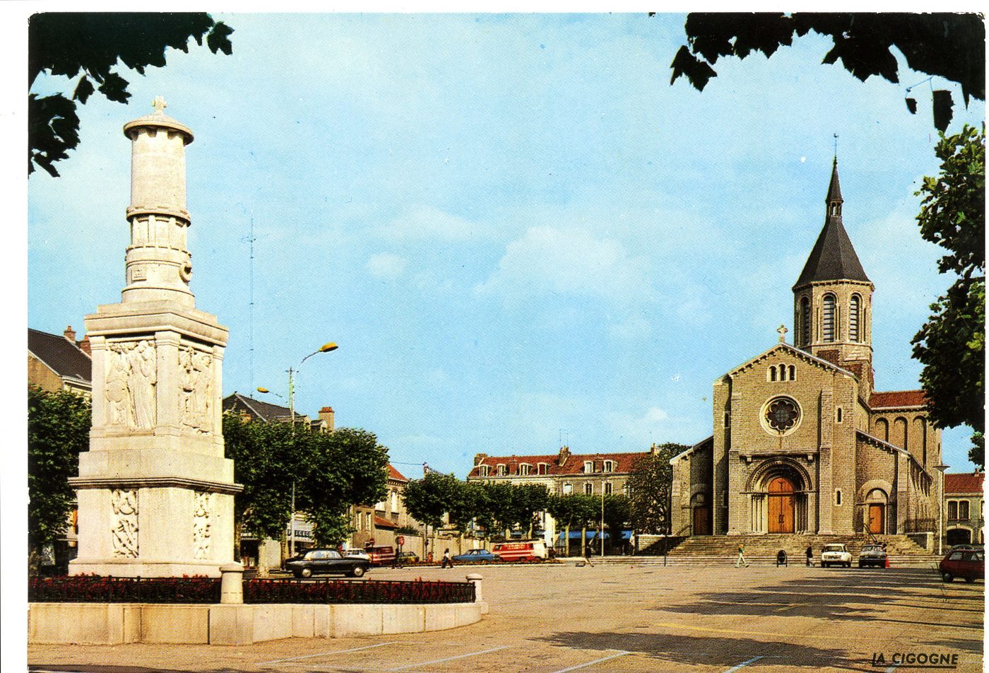Montceau-les-Mines. Place et église Notre-Dame.