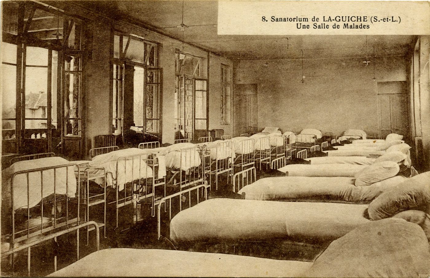 Sanatorium de la Guiche. Une salle de malades.