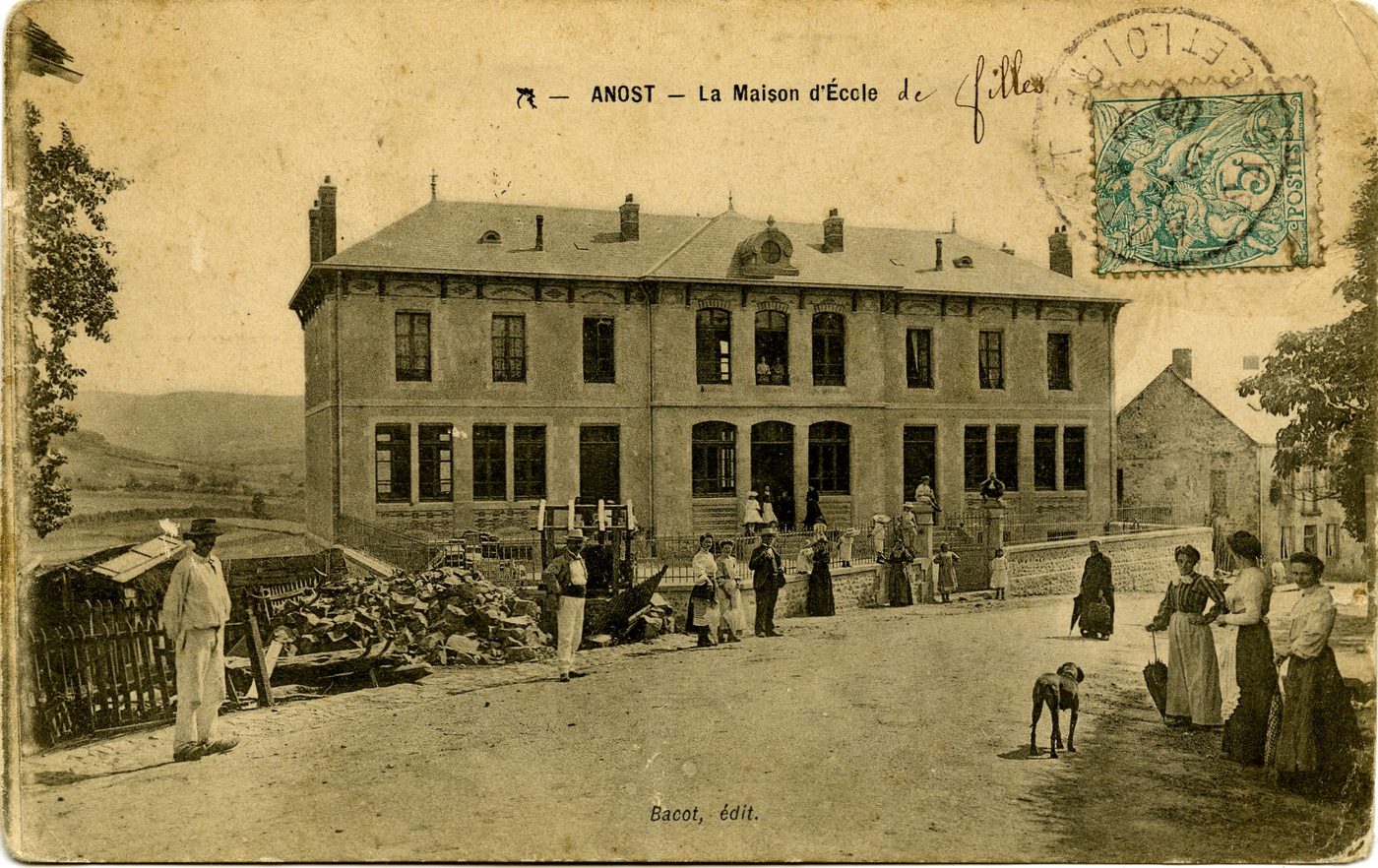 Anost. La maison d'école.