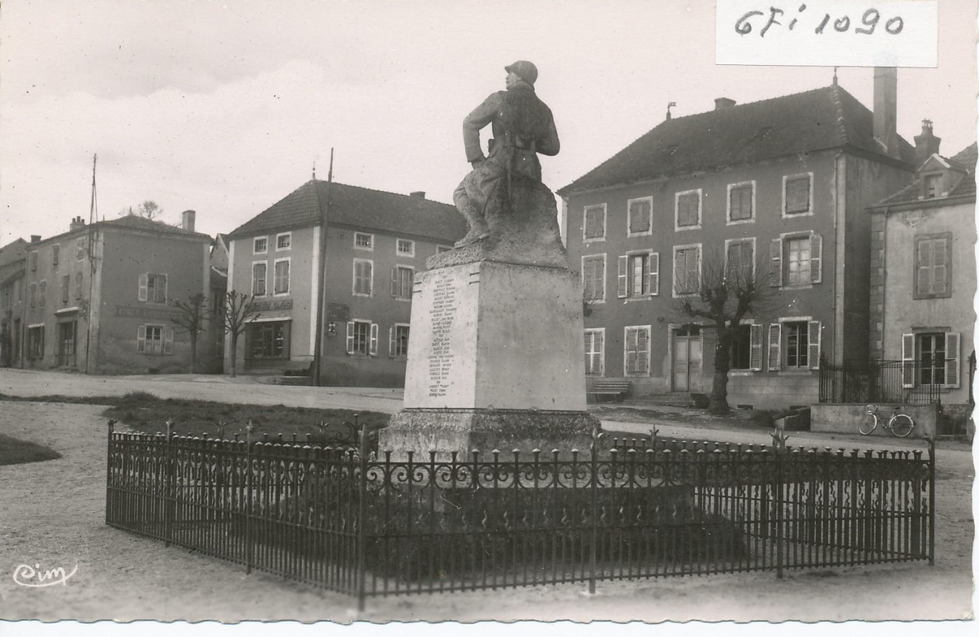 Chenay-le-Châtel. La place et le monument aux morts.