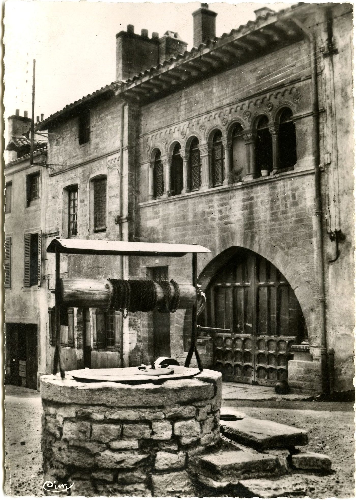 Cluny. Maison romane et puits des pénitents.
