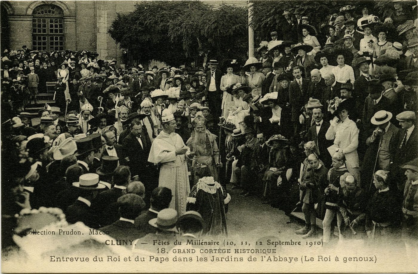 Cluny. Fête du Millénaire (11,11,12 septembre 1910). Grand cortège historique. Entrevue du Roi et du pape dans les jardins de l'abbaye (le Roi à genoux).