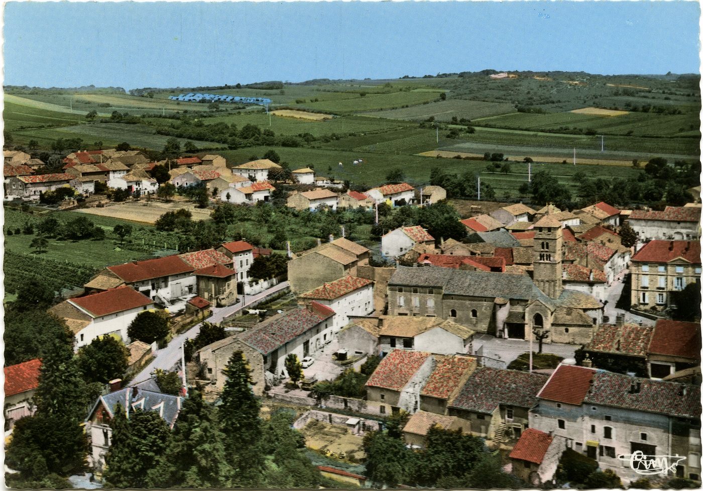 Uchizy. Vue aérienne sur le bourg.