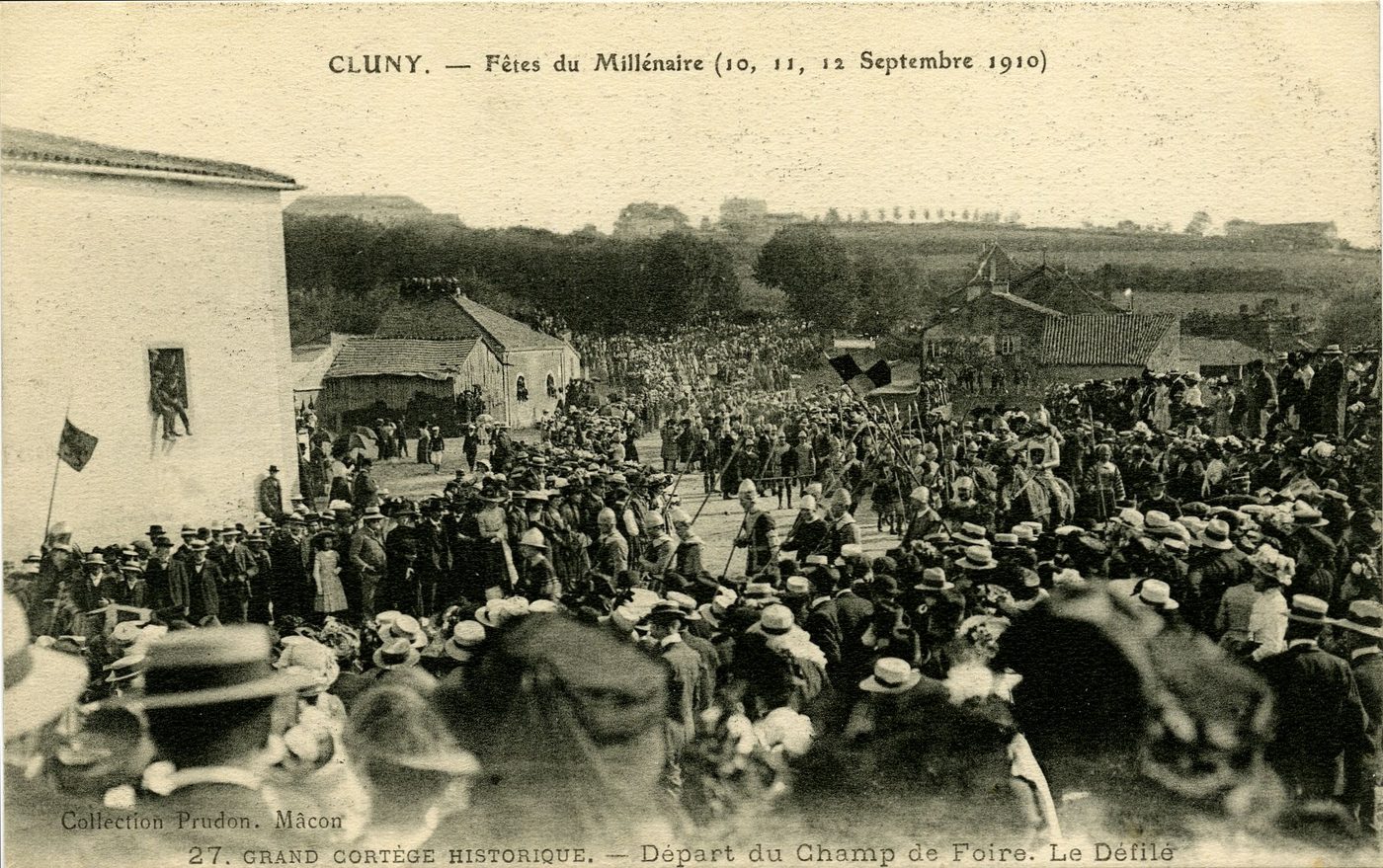Cluny. Fêtes du millénaire (10,11,12 septembre 1910). Grand cortège historique. Départ du champ de foire. Le défilé.