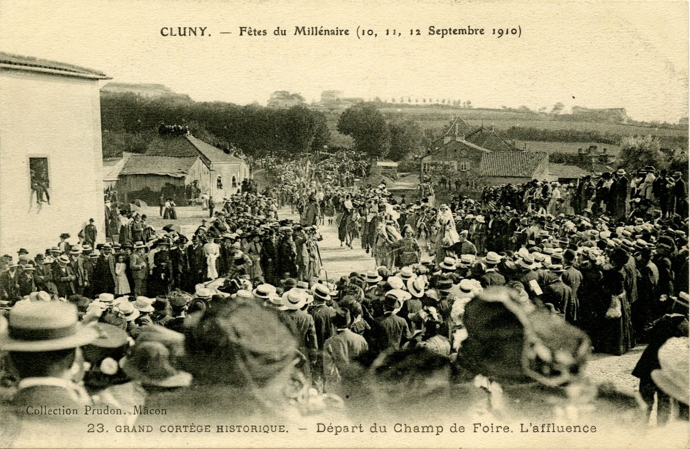 Cluny. Fêtes du millénaire (10,11,12 septembre, 1910). Grand cortège historique. Départ du champ de foire. L'affluence.