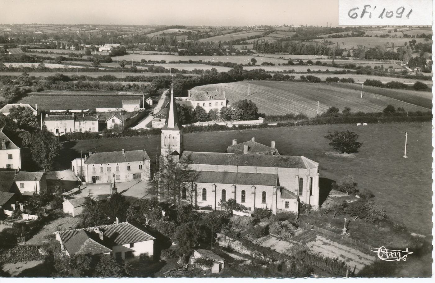 Chenay-le-Châtel. Vue aérienne quartier de l'église.