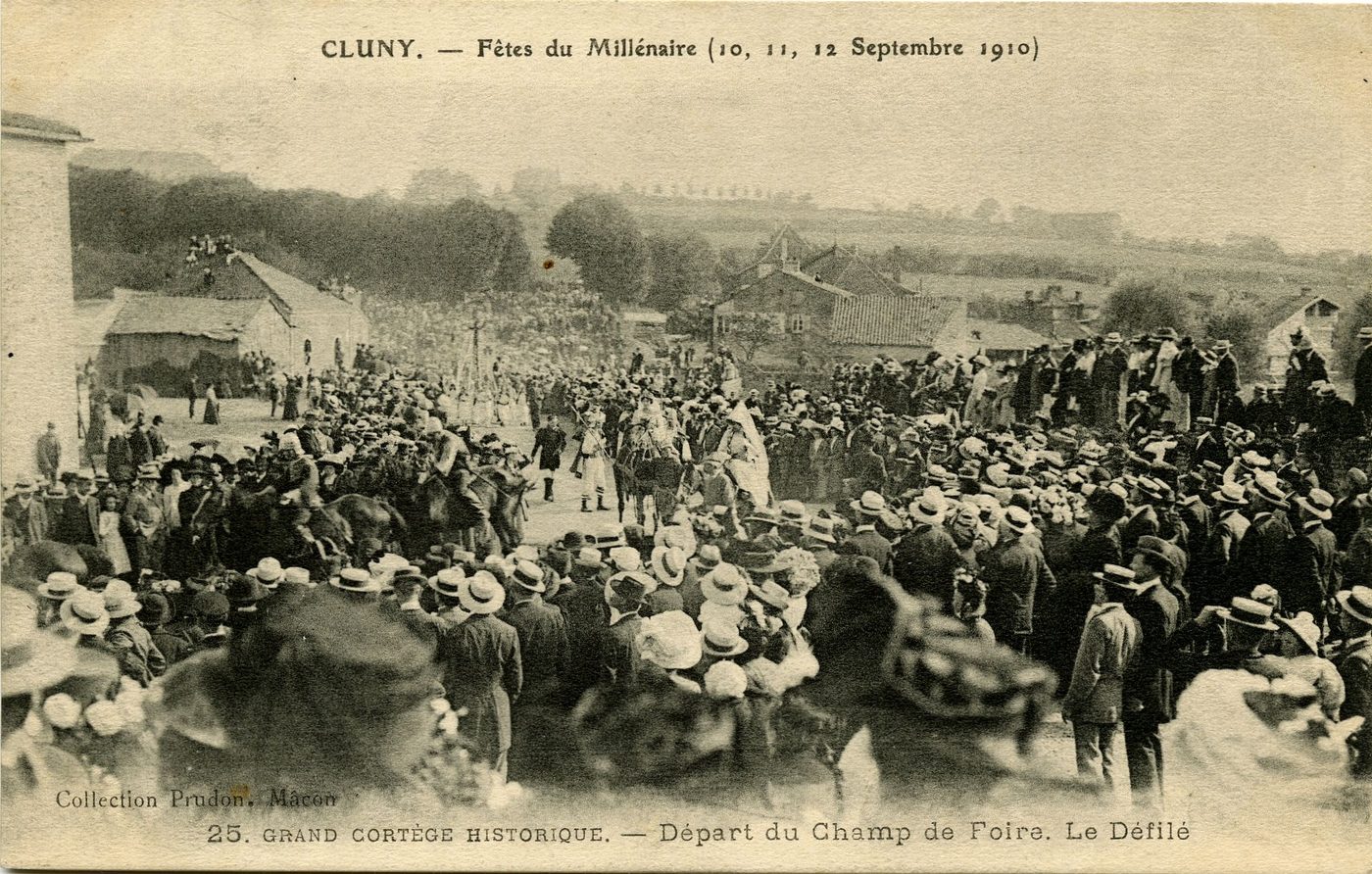 Cluny. Fêtes du millénaire (10,11,12 septembre, 1910). Grand cortège historique. Départ du champ de foire. Le défilé.