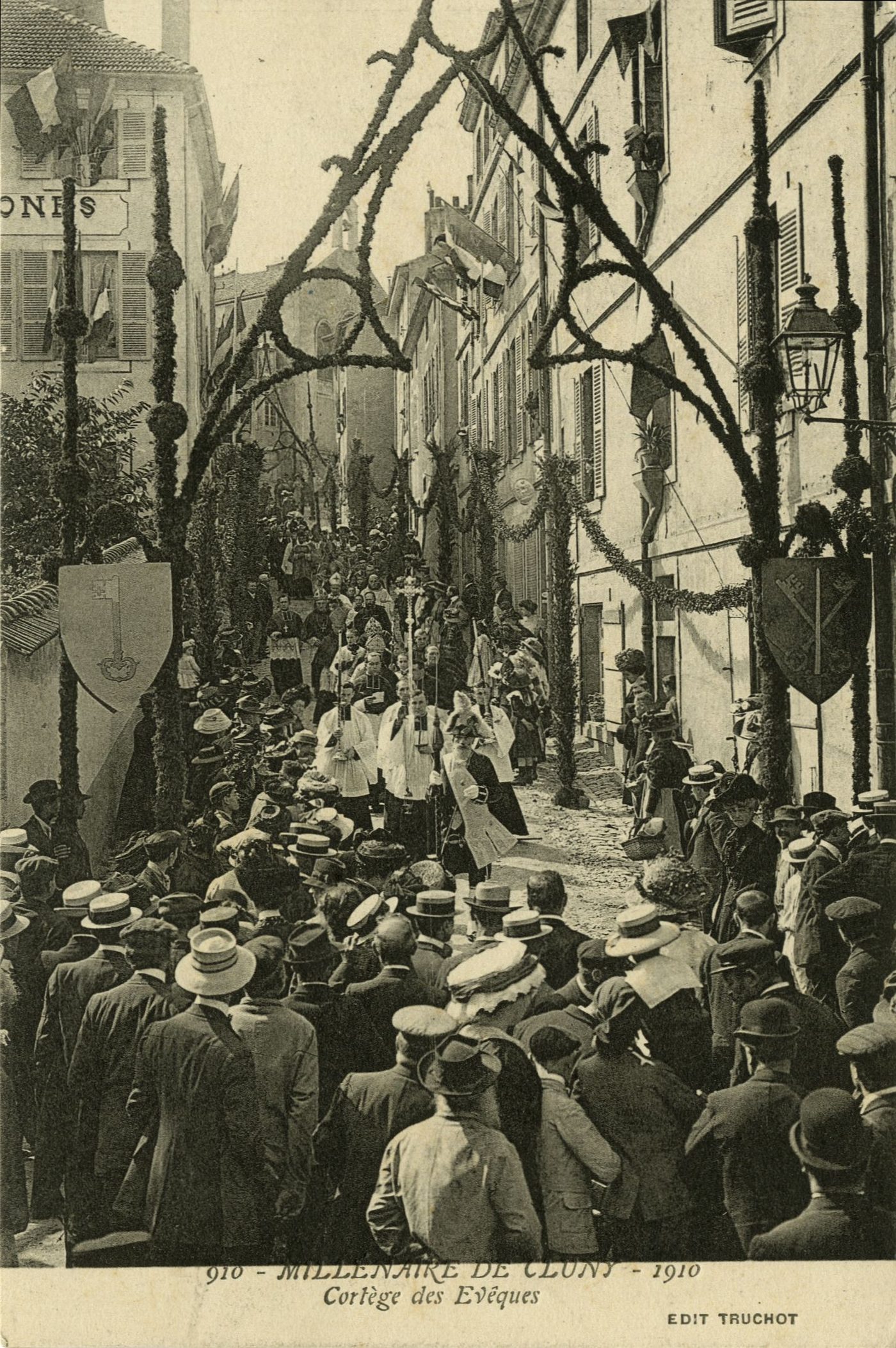 Millénaire de Cluny 1910. Cortège des Evêques.
