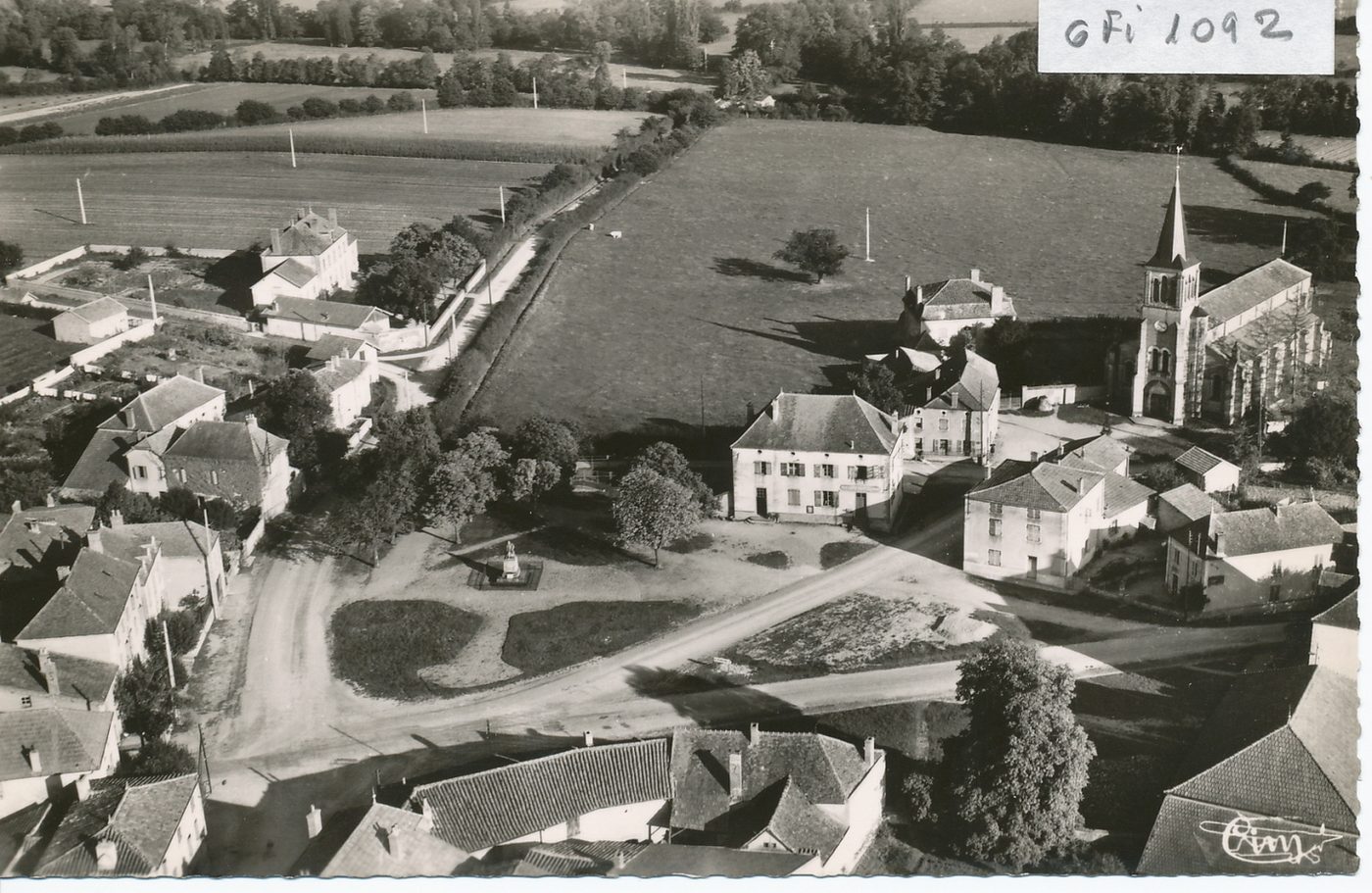 Chenay-le-Châtel. Vue panoramique aérienne.