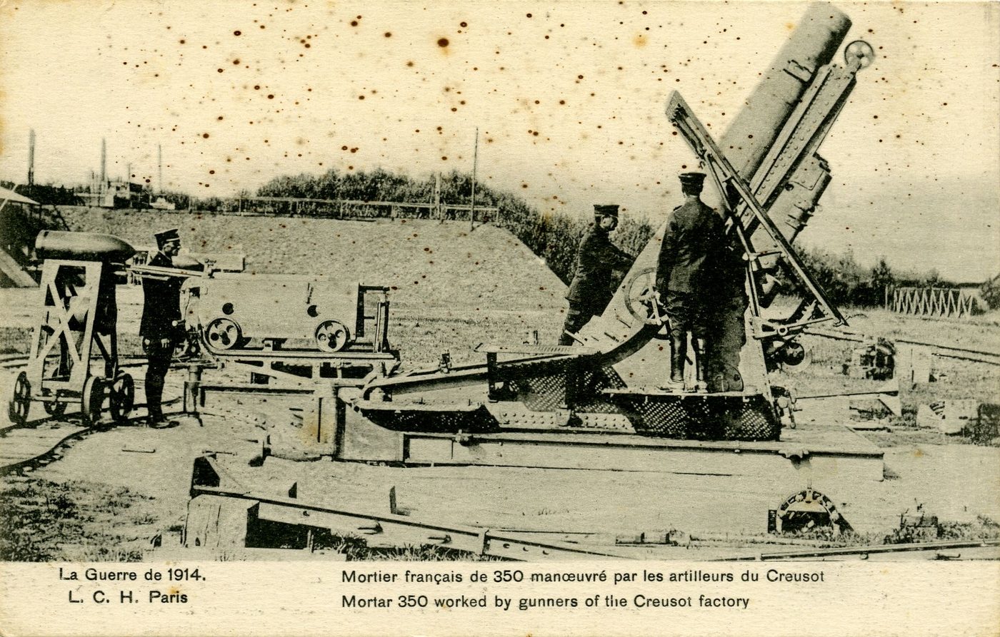 Mortier français de 350 manoeuvré par les artilleurs du Creusot. La guerre 1914.