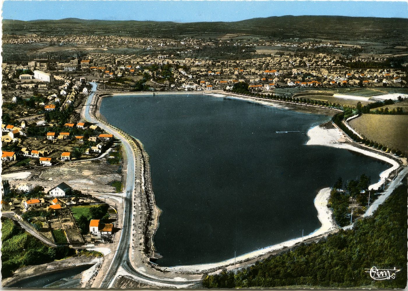 Montceau-les-Mines. Etang du Plessis. Vue aérienne.