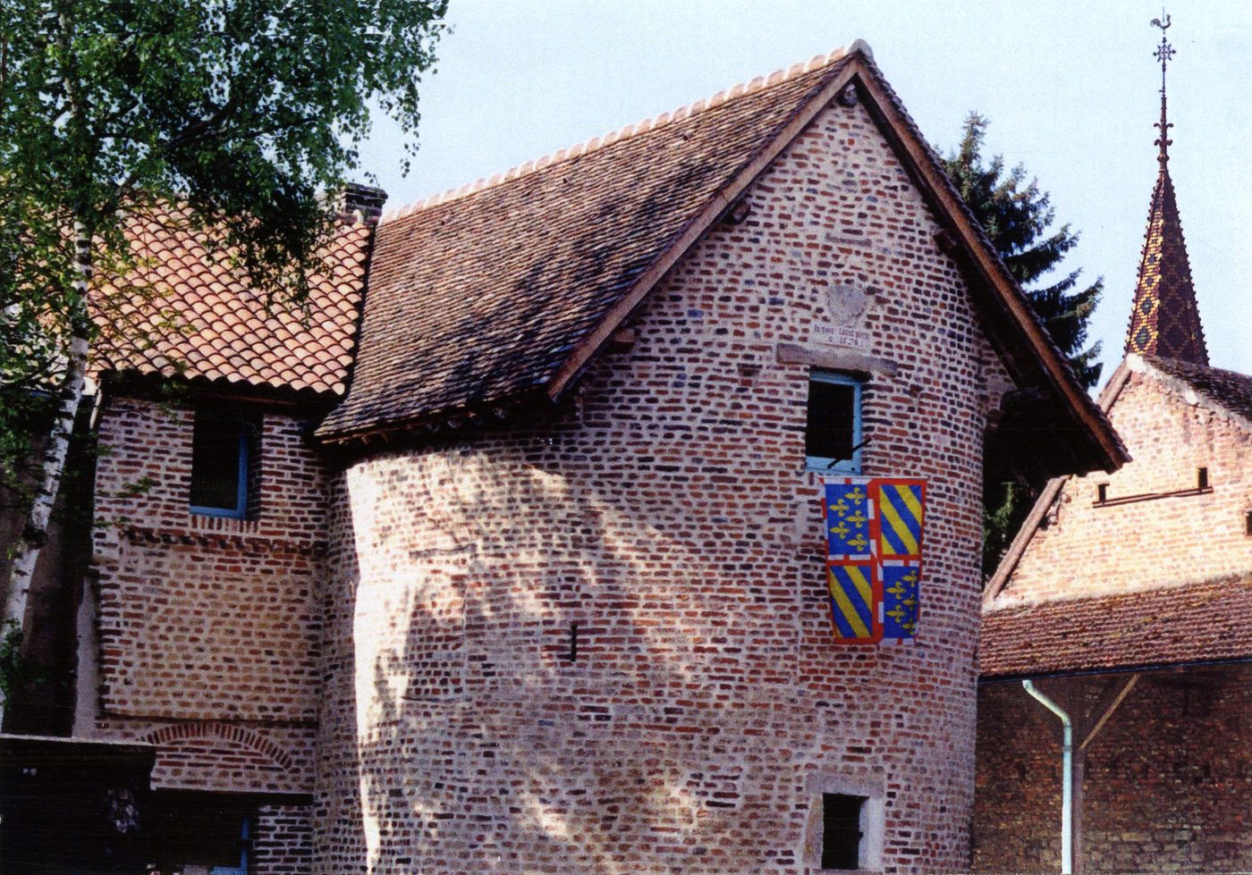 En bresse bourguignonne. La tour Saint-Pierre, 38 rue des Dôdanes à Louhans. Tour de défense de l'ancienne enceinte fortifiée de la ville de Louhans. Construite en 1570, elle fut réhabilitée à partir de 1993. L'initiative de sauvegarde de cet édifice fut récompensée en 2001 (1er prix du conseil général de Saône-et-Loire).