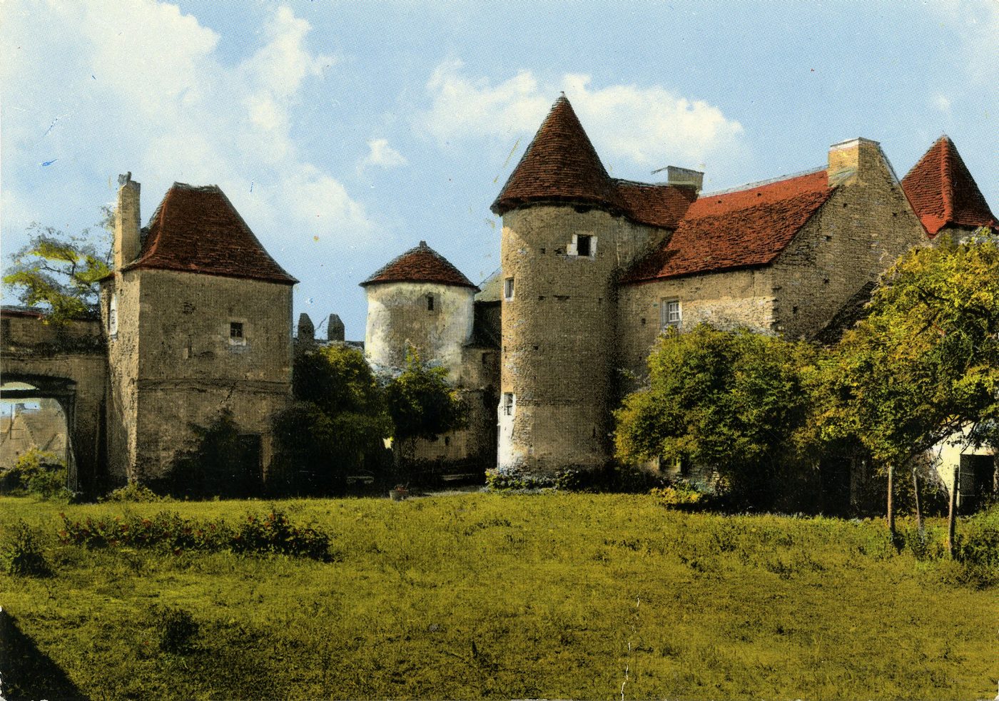 La Bourgogne historique et monumentale. Le château de Thyard à Bissy-sur-Fley. Edifié à la fin du XIIe s, style roman, est conservé intact. Pontus de Thyard, évêque de Chalon-sur-Saône y naquit en 1521. L'un des septs de la Pléiade.