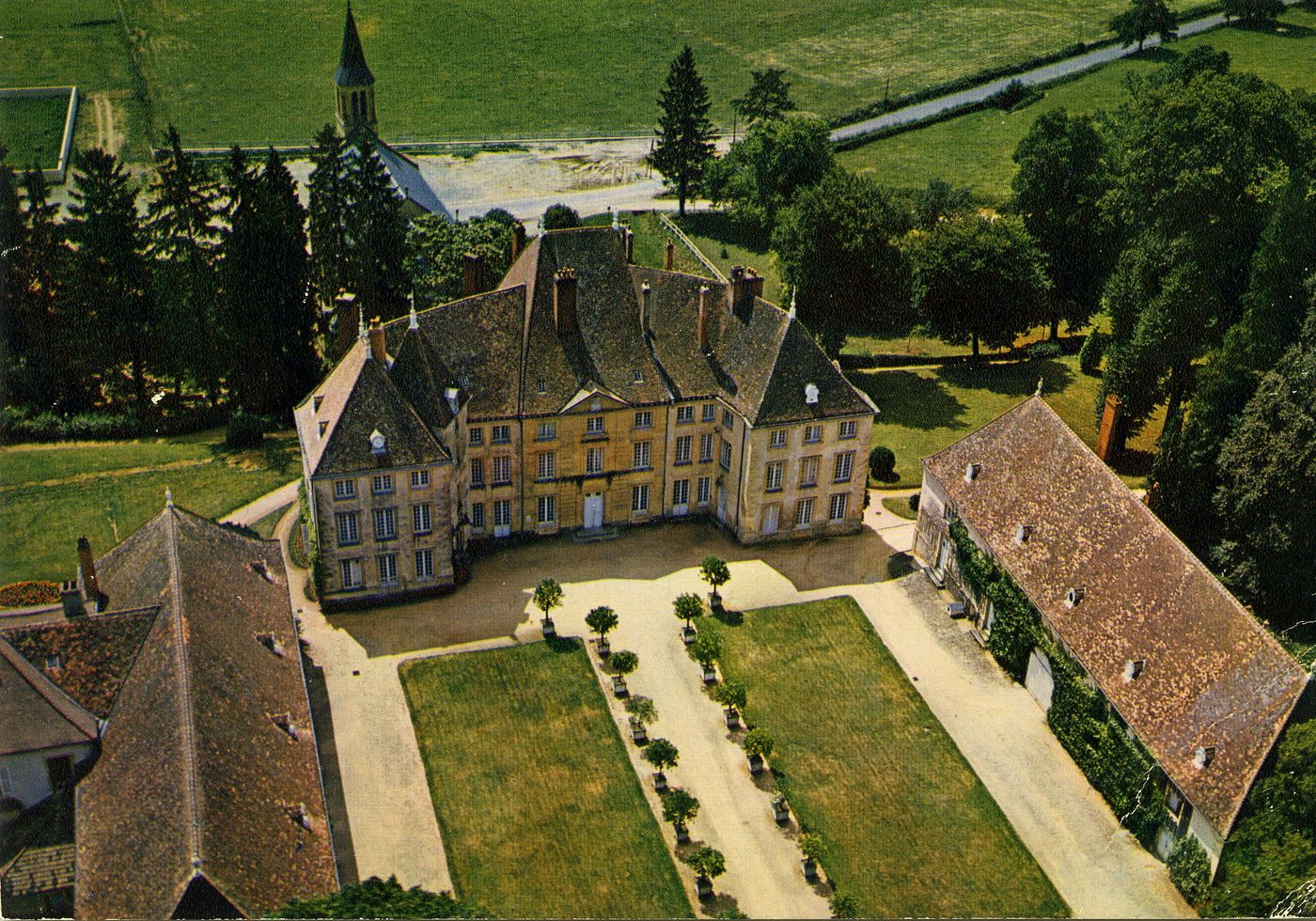 Le château. Lugny-lès-Charolles. Charolles.