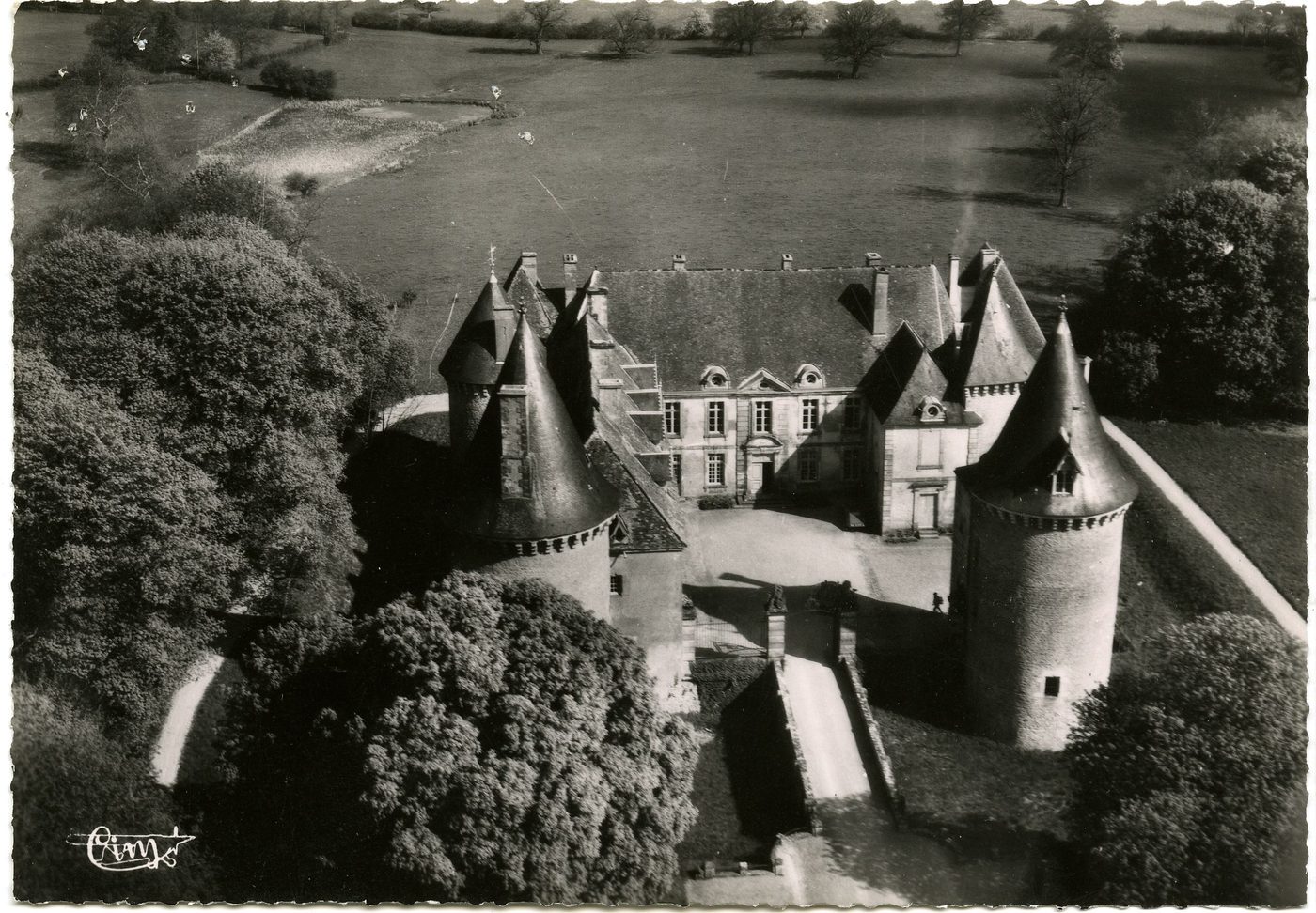 Saint-Emiland. Epiry. Vue aérienne. Ancien château fort, possédé par la famille de Rabutin, et restauré aux XVIIe s et XIX e s. Le célèbre Bussy Rabutin, cousin de Mme de Sévigné y naquit le vendredi Saint 3 avril 1618. La terre passe en 1623 à la Maison de la Madeleine Ragny, et Charles Antoine Vernier devient baron d'Epiry. Le comte de la Madeleine rachète la propriété nationalisée pendant la révolution, et la vend en 1824 à Antoine Carrelet de Loisy, vice président du parlement de Bourgogne, dont une famille descendante, les Bronac de Vazelhes, la possède encore.