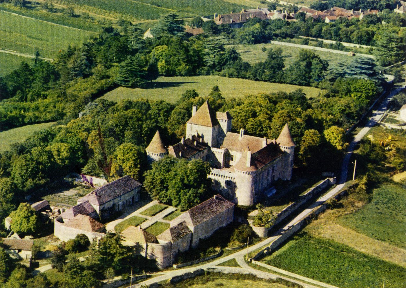 En Bourgogne. Château de Rully (XIIe s-XVe s.). Vue d'ensemble.