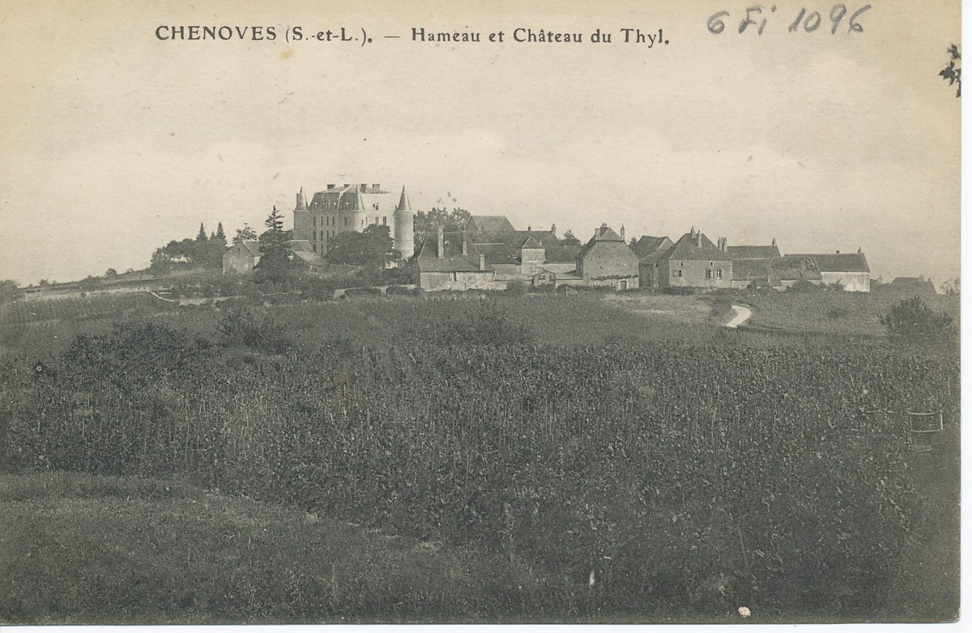 Chenôves. Hameau et château du Thil.
