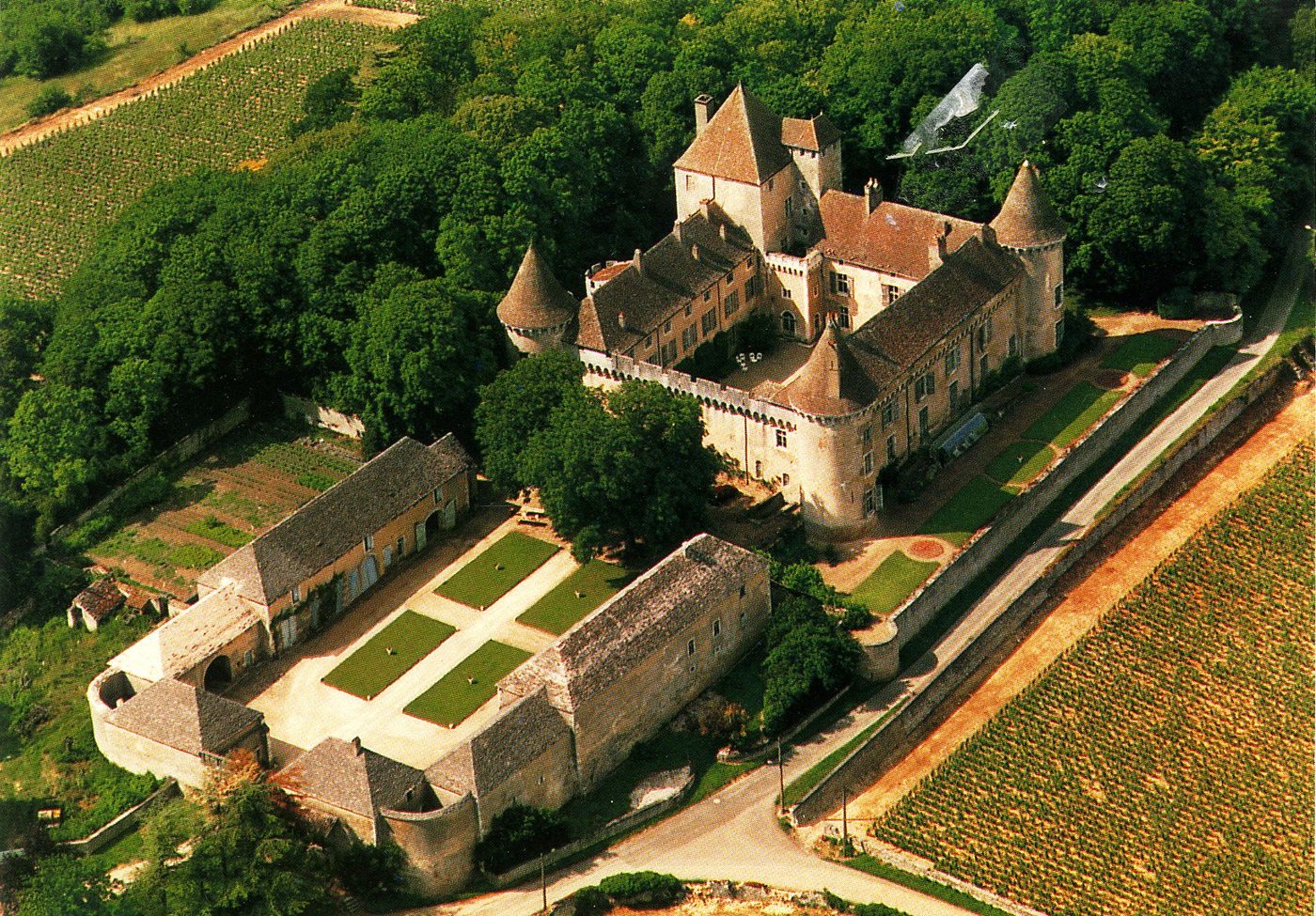 En Bourgogne. Rully. Château de Rully (XIIe s., XV e s.). Vue d'ensemble.