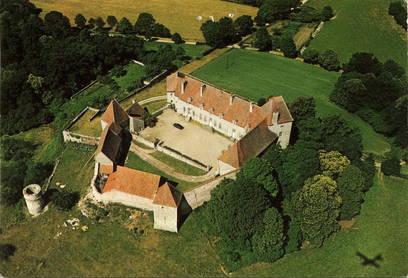 Saint-Pierre-de-Varennes. Château de Brandon. Bâti sur un camp gallo-romain. Place forte des ducs de Bourgogne.
