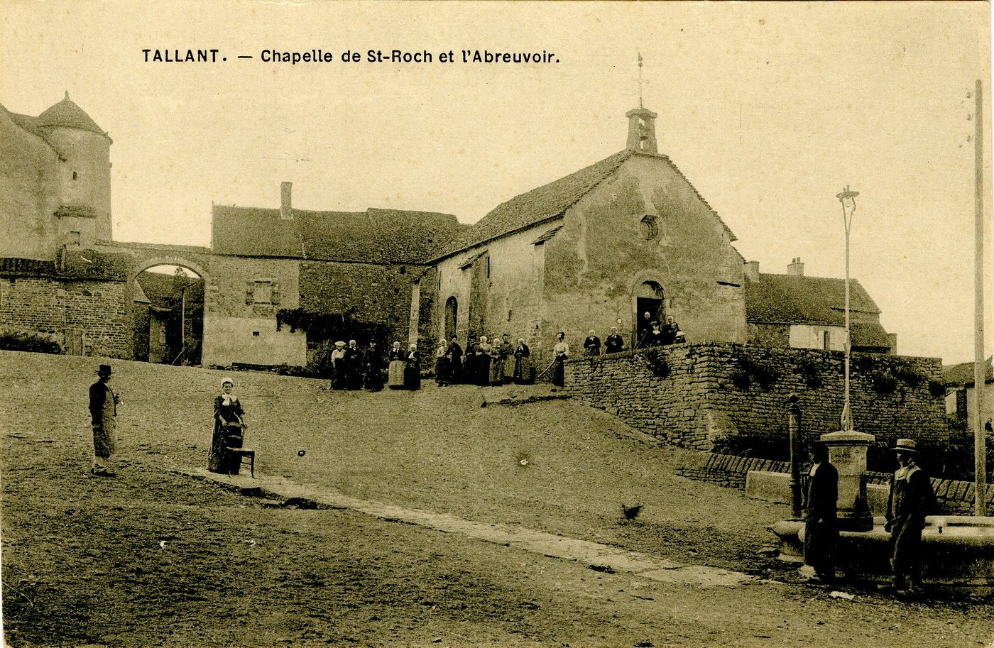 Tallant. Chapelle de Saint-Roch et l'abreuvoir.