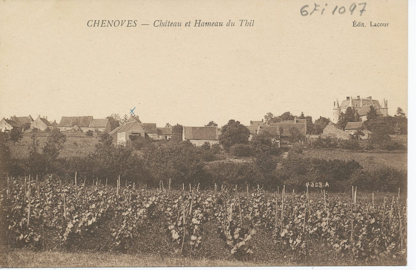 Chenôves. Château et hameau du Thil.