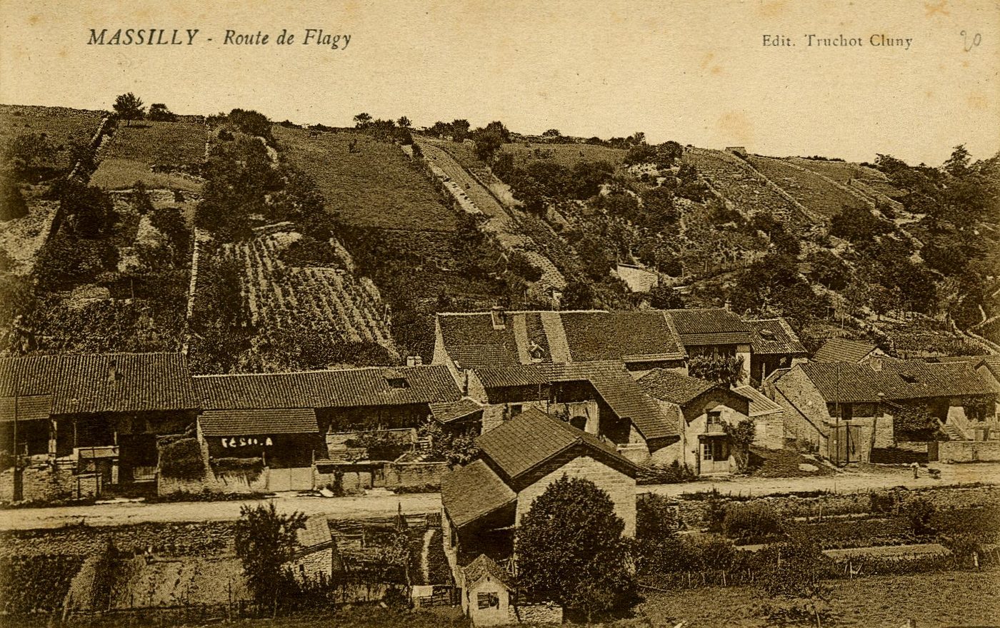 Massilly. Route de Flagy.