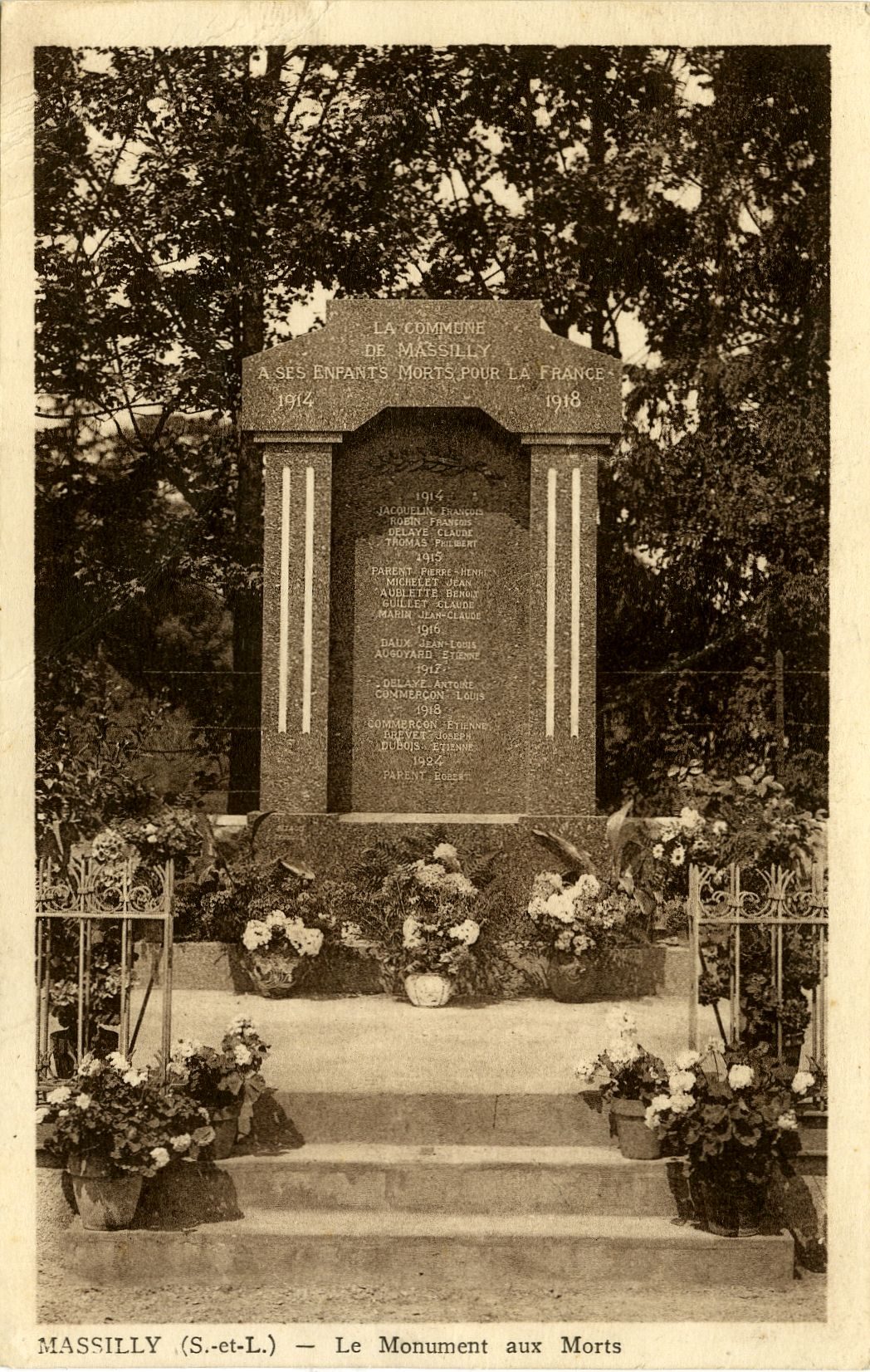Massilly. Le monument aux morts.