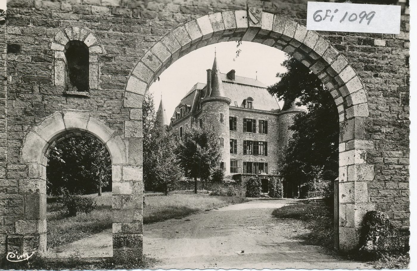 Chenôves. Château du Thil. Appartenait, aux XIV, XV, et XVIe s. à la famille du Tartre ; acquis, en 1593, par noble Moyse de Rymon, aux héritiers duquel il resta jusqu'en 1661. Appartenait, aux XVIIIe s, à Jean-François-Claude-Perrin de Cypierre, intendant d'Orléans. Actuellement, restauré, il appartient à la baronne Max de la Vernette-Saint-Maurice.