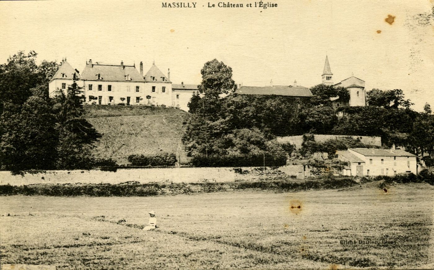 Massilly. Le château et l'église.