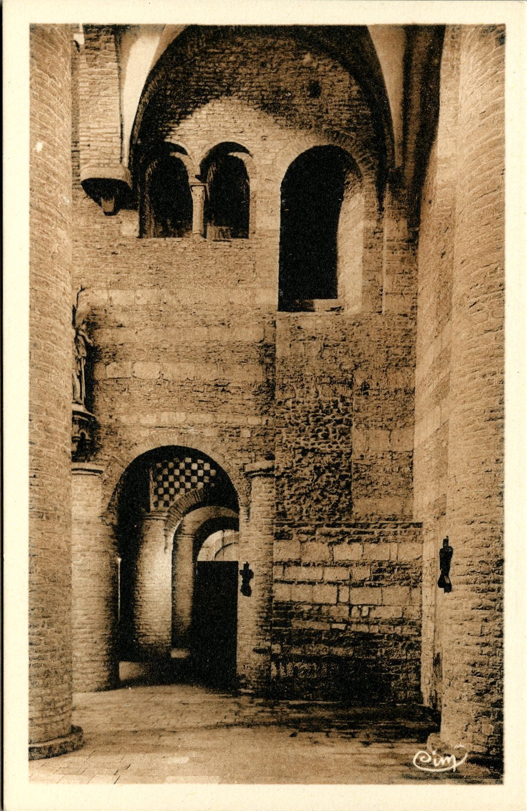 Saint-Philibert de Tournus. Collatéral Nord. Vue, en bas, sur le narthex et le support de l'ancien escalier ; en haut, sur la tribune Saint Michel.