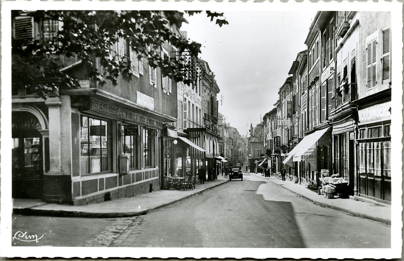 Tournus. La poste et la grande rue.