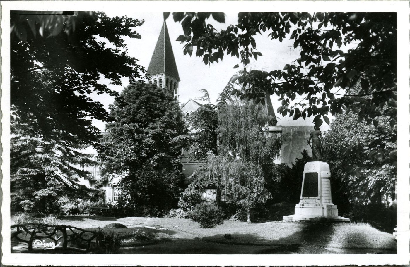 Tournus. Jardin public et monument centenaire. Autrefois, jardin d'une maison canoniale ; morcelé en 1908 pour le prolongement de la rue des gendarmes. Le reste fut converti en jardin public.